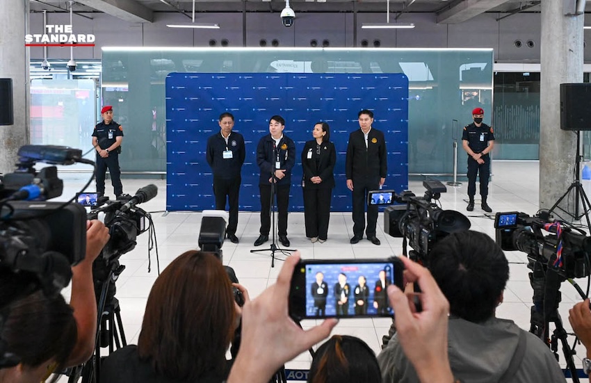 ภาพผู้แทนกระทรวงการต่างประเทศและกระทรวงแรงงาน ต้อนรับลูกเรือไทย มยุรี นารี 20 คน ที่ท่าอากาศยานสุวรรณภูมิ 3