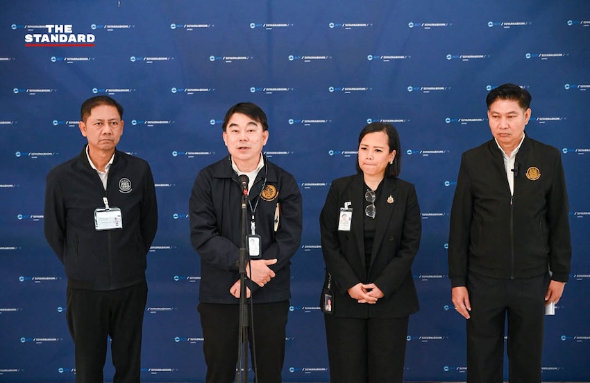 ภาพผู้แทนกระทรวงการต่างประเทศและกระทรวงแรงงาน ต้อนรับลูกเรือไทย มยุรี นารี 20 คน ที่ท่าอากาศยานสุวรรณภูมิ 4