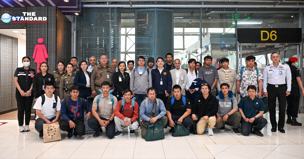 ภาพผู้แทนกระทรวงการต่างประเทศและกระทรวงแรงงาน ต้อนรับลูกเรือไทย มยุรี นารี 20 คน ที่ท่าอากาศยานสุวรรณภูมิ