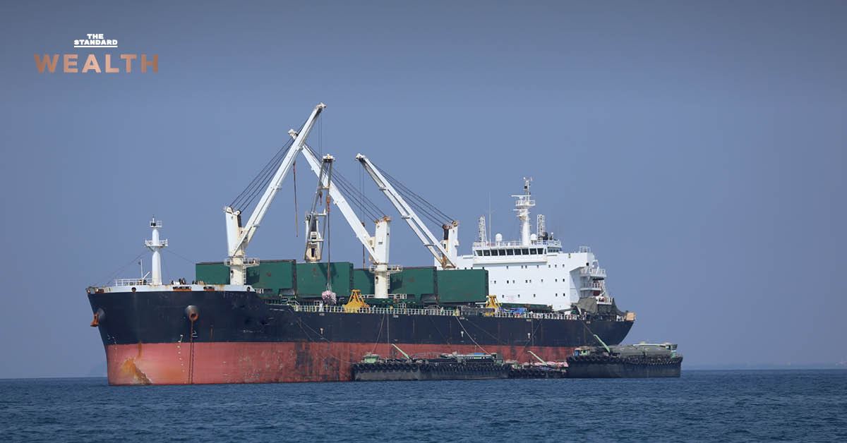 ภาพเรือขนส่งสินค้าในอ่าวไทย สื่อถึงการส่งออกของไทยที่ขยายตัว 9.9% ในเดือนกุมภาพันธ์ แต่ชะลอตัวแรง และคาดการณ์ทั้งปี 2569 ติดลบ