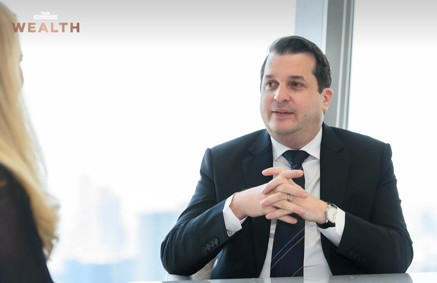 ภาพครอบครัวไทยกำลังหารือเรื่องการส่งต่อความมั่งคั่งและสร้างคุณค่าจากกิจกรรมเพื่อสังคม 1