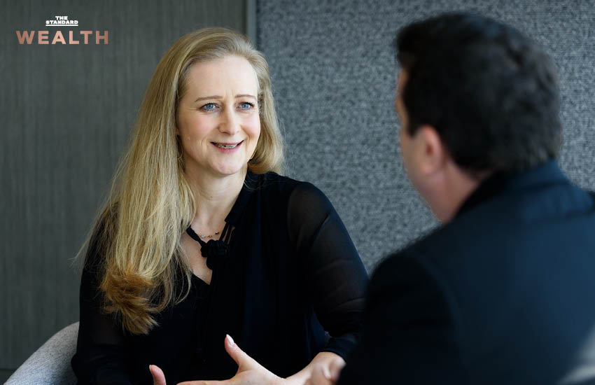 ภาพครอบครัวไทยกำลังหารือเรื่องการส่งต่อความมั่งคั่งและสร้างคุณค่าจากกิจกรรมเพื่อสังคม 2