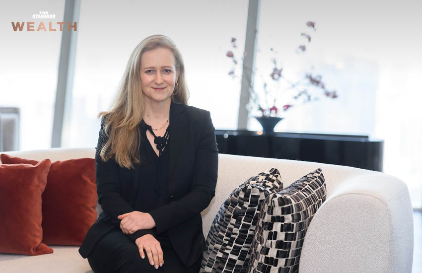 ภาพครอบครัวไทยกำลังหารือเรื่องการส่งต่อความมั่งคั่งและสร้างคุณค่าจากกิจกรรมเพื่อสังคม 3