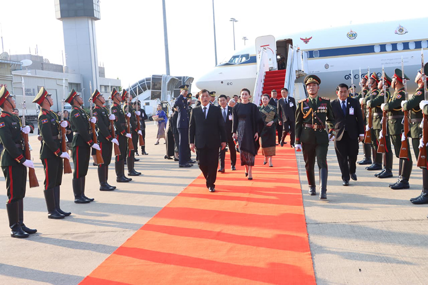 พระบาทสมเด็จพระเจ้าอยู่หัว และสมเด็จพระนางเจ้าฯ พระบรมราชินี เสด็จพระราชดำเนินเยือน สปป.ลาว 1