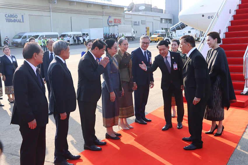 พระบาทสมเด็จพระเจ้าอยู่หัว และสมเด็จพระนางเจ้าฯ พระบรมราชินี เสด็จพระราชดำเนินเยือน สปป.ลาว 4