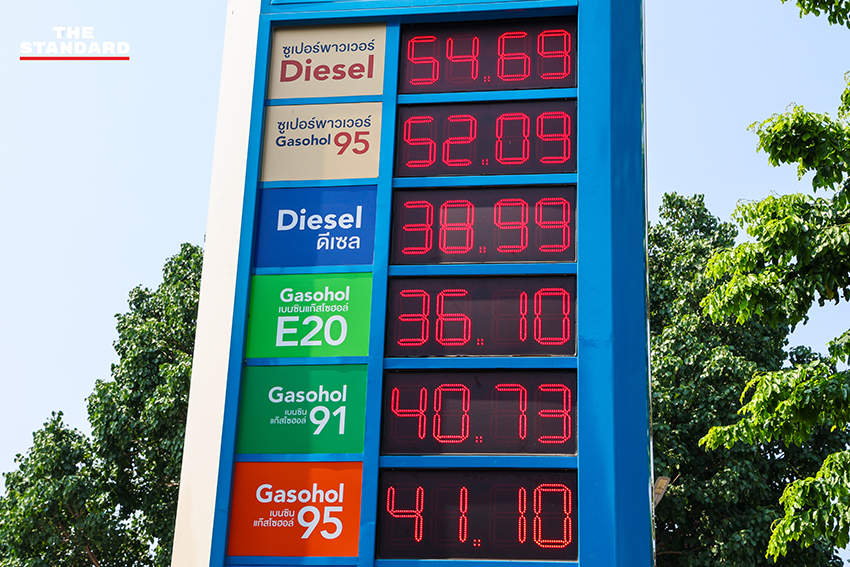 ป้ายราคาน้ำมันใหม่หน้าปั๊ม หลัง กบน. ปรับขึ้น 6 บาทต่อลิตร 1