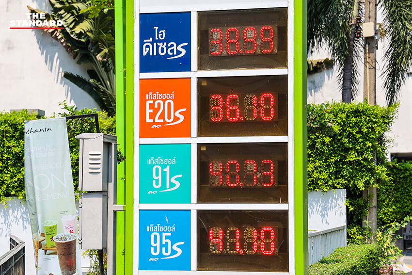 ป้ายราคาน้ำมันใหม่หน้าปั๊ม หลัง กบน. ปรับขึ้น 6 บาทต่อลิตร 4