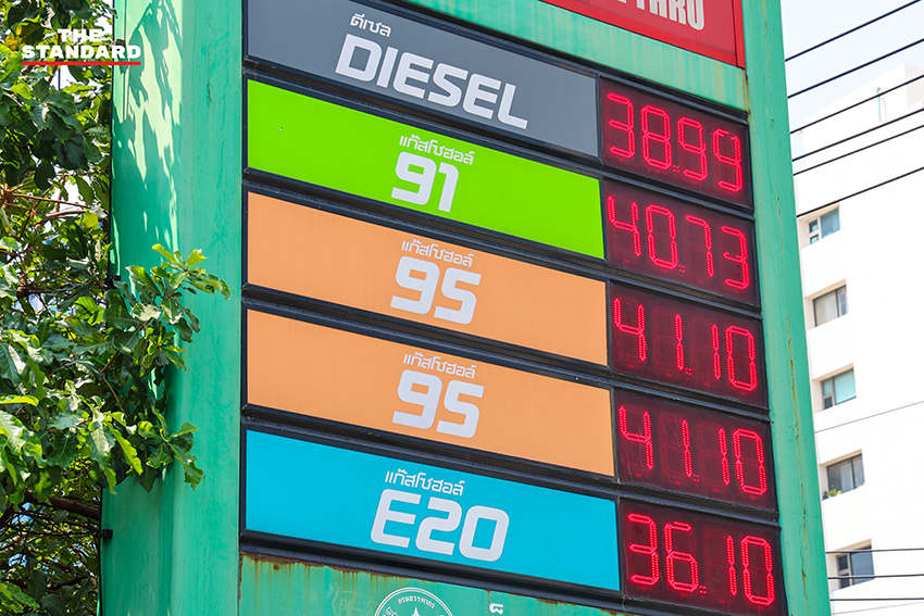 ป้ายราคาน้ำมันใหม่หน้าปั๊ม หลัง กบน. ปรับขึ้น 6 บาทต่อลิตร 5
