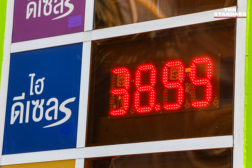 ป้ายราคาน้ำมันใหม่หน้าปั๊ม หลัง กบน. ปรับขึ้น 6 บาทต่อลิตร 6