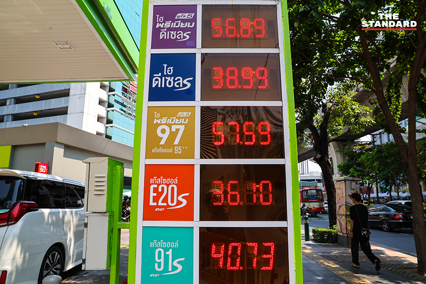 ป้ายราคาน้ำมันใหม่หน้าปั๊ม หลัง กบน. ปรับขึ้น 6 บาทต่อลิตร 7