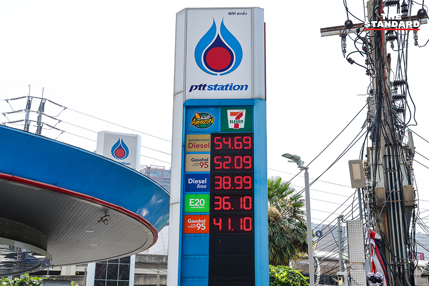ป้ายราคาน้ำมันใหม่หน้าปั๊ม หลัง กบน. ปรับขึ้น 6 บาทต่อลิตร 8