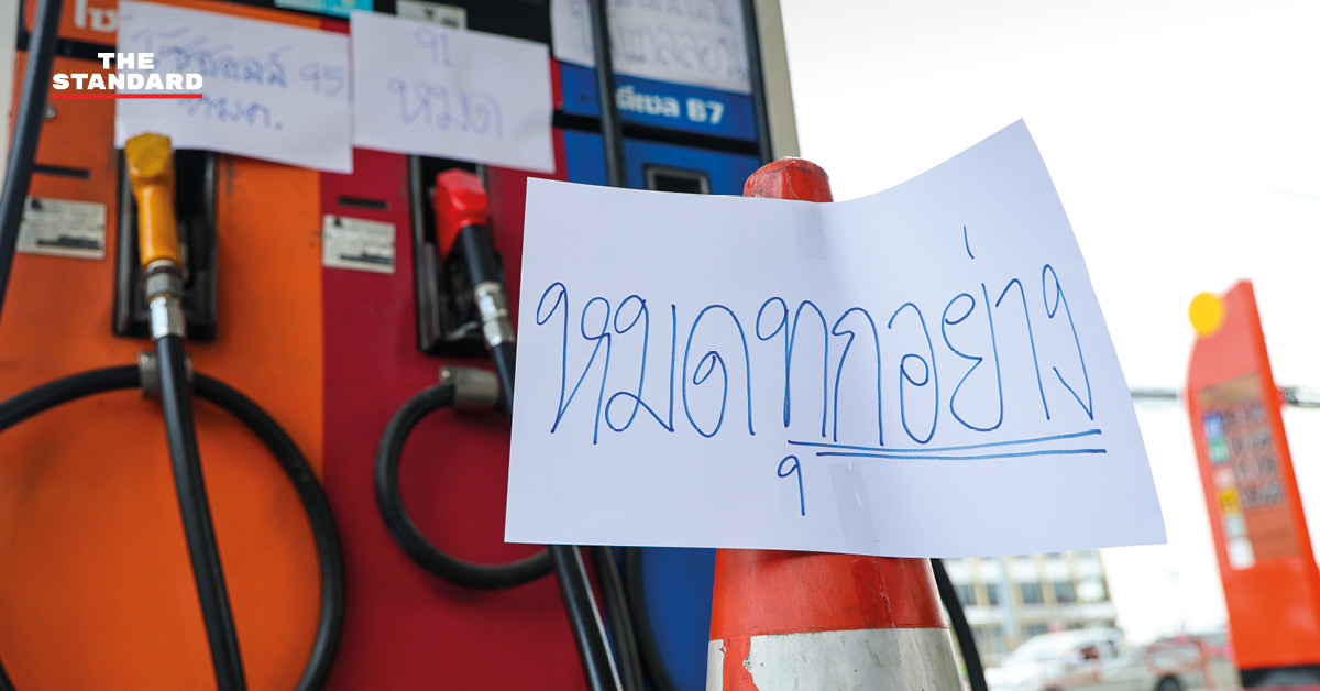 ภาพสถานีบริการน้ำมันในจังหวัดปทุมธานีขึ้นป้าย "น้ำมันหมดทุกชนิด" ท่ามกลางรถยนต์ที่รอเติมน้ำมัน