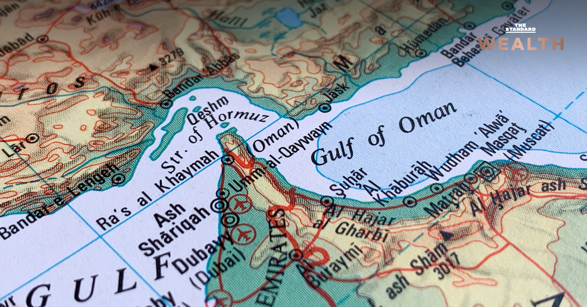 ภาพแสดงช่องแคบฮอร์มุซและเส้นทางขนส่งน้ำมันดิบสำคัญของโลก