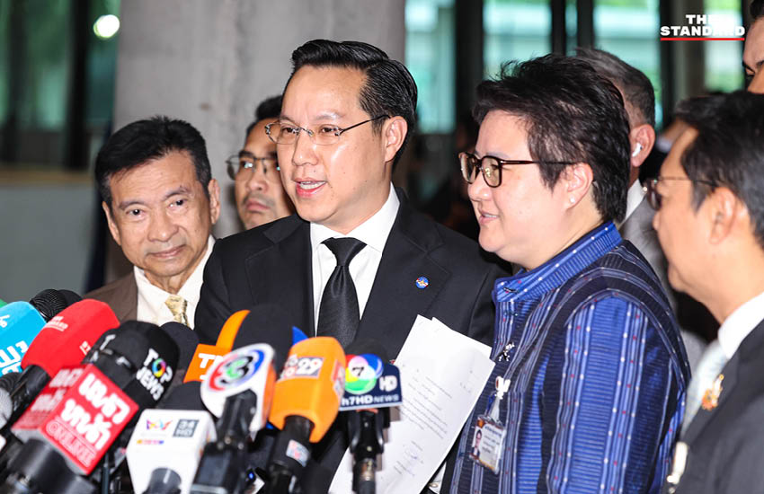 ภาพบรรยากาศที่อาคารรัฐสภาขณะมีการประชุมสภาผู้แทนราษฎรเพื่อลงมติเลือกนายกรัฐมนตรี โดยมีแกนนำพรรคการเมืองต่างๆ ร่วมแถลงจุดยืน 1