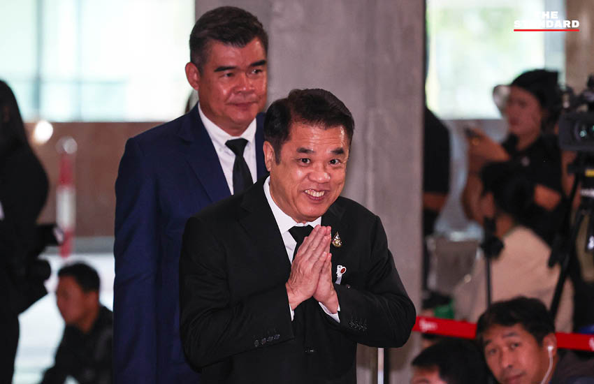 ภาพบรรยากาศที่อาคารรัฐสภาขณะมีการประชุมสภาผู้แทนราษฎรเพื่อลงมติเลือกนายกรัฐมนตรี โดยมีแกนนำพรรคการเมืองต่างๆ ร่วมแถลงจุดยืน 10