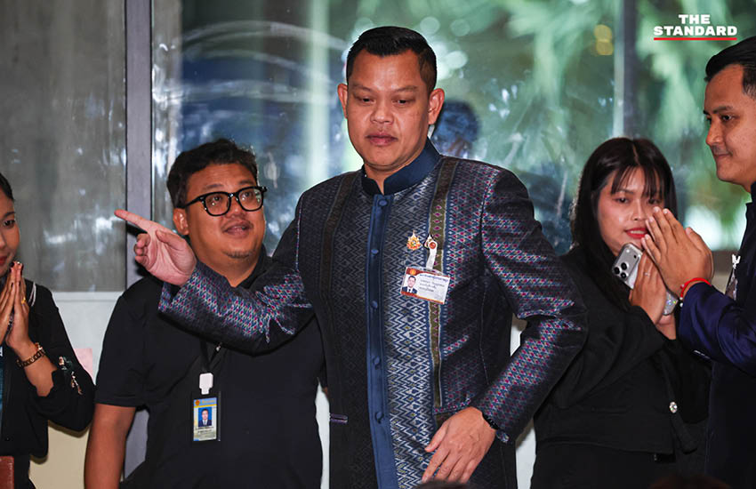 ภาพบรรยากาศที่อาคารรัฐสภาขณะมีการประชุมสภาผู้แทนราษฎรเพื่อลงมติเลือกนายกรัฐมนตรี โดยมีแกนนำพรรคการเมืองต่างๆ ร่วมแถลงจุดยืน 11