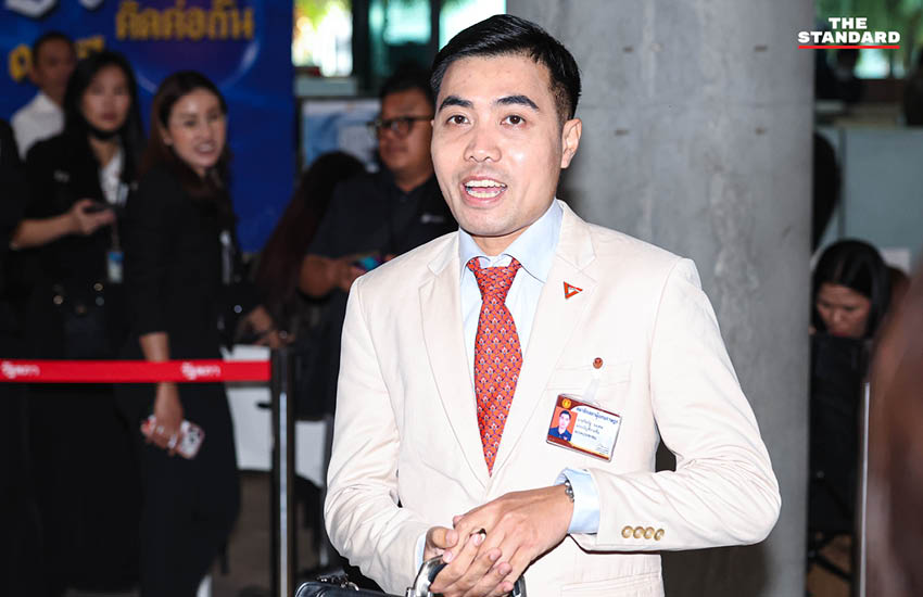 ภาพบรรยากาศที่อาคารรัฐสภาขณะมีการประชุมสภาผู้แทนราษฎรเพื่อลงมติเลือกนายกรัฐมนตรี โดยมีแกนนำพรรคการเมืองต่างๆ ร่วมแถลงจุดยืน 12