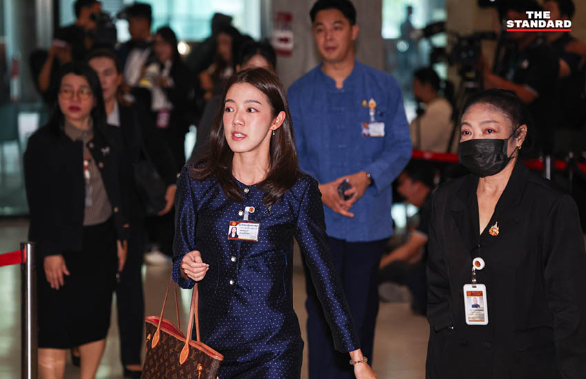 ภาพบรรยากาศที่อาคารรัฐสภาขณะมีการประชุมสภาผู้แทนราษฎรเพื่อลงมติเลือกนายกรัฐมนตรี โดยมีแกนนำพรรคการเมืองต่างๆ ร่วมแถลงจุดยืน 14