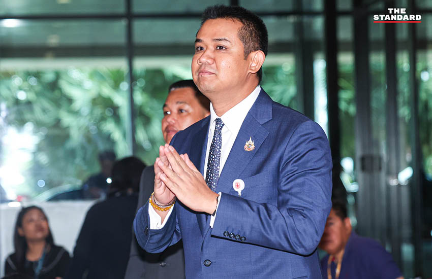 ภาพบรรยากาศที่อาคารรัฐสภาขณะมีการประชุมสภาผู้แทนราษฎรเพื่อลงมติเลือกนายกรัฐมนตรี โดยมีแกนนำพรรคการเมืองต่างๆ ร่วมแถลงจุดยืน 17