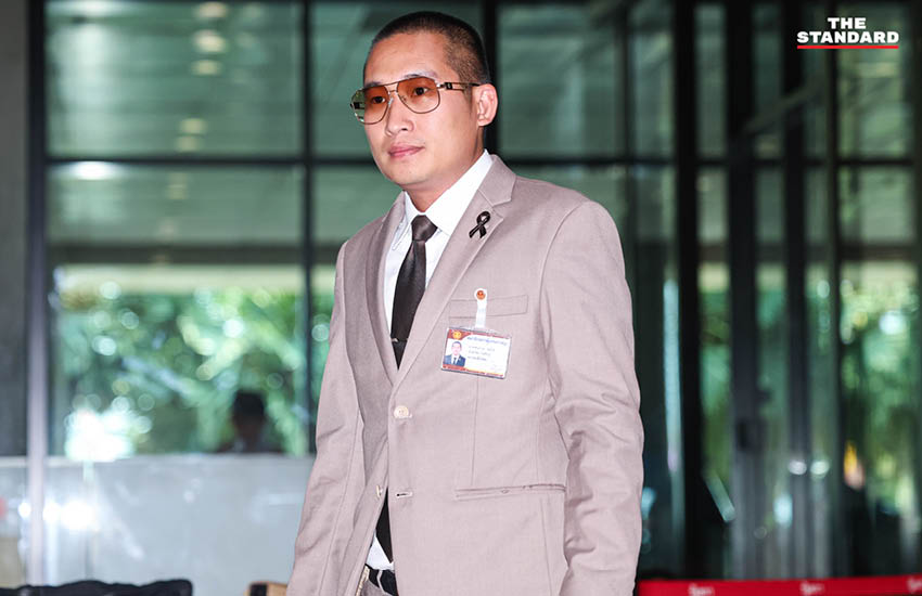 ภาพบรรยากาศที่อาคารรัฐสภาขณะมีการประชุมสภาผู้แทนราษฎรเพื่อลงมติเลือกนายกรัฐมนตรี โดยมีแกนนำพรรคการเมืองต่างๆ ร่วมแถลงจุดยืน 18