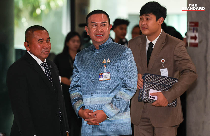 ภาพบรรยากาศที่อาคารรัฐสภาขณะมีการประชุมสภาผู้แทนราษฎรเพื่อลงมติเลือกนายกรัฐมนตรี โดยมีแกนนำพรรคการเมืองต่างๆ ร่วมแถลงจุดยืน 19