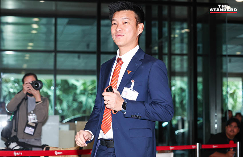 ภาพบรรยากาศที่อาคารรัฐสภาขณะมีการประชุมสภาผู้แทนราษฎรเพื่อลงมติเลือกนายกรัฐมนตรี โดยมีแกนนำพรรคการเมืองต่างๆ ร่วมแถลงจุดยืน 2