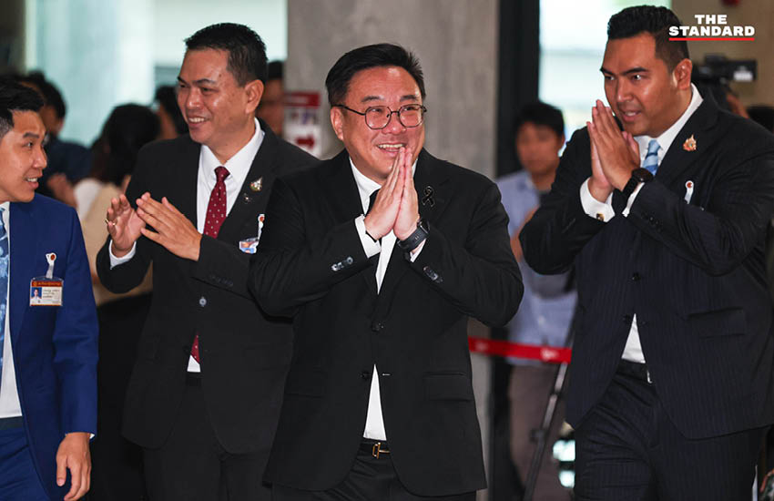 ภาพบรรยากาศที่อาคารรัฐสภาขณะมีการประชุมสภาผู้แทนราษฎรเพื่อลงมติเลือกนายกรัฐมนตรี โดยมีแกนนำพรรคการเมืองต่างๆ ร่วมแถลงจุดยืน 3
