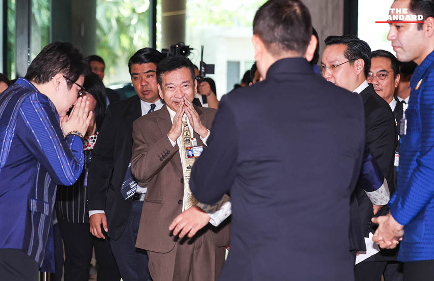 ภาพบรรยากาศที่อาคารรัฐสภาขณะมีการประชุมสภาผู้แทนราษฎรเพื่อลงมติเลือกนายกรัฐมนตรี โดยมีแกนนำพรรคการเมืองต่างๆ ร่วมแถลงจุดยืน 7