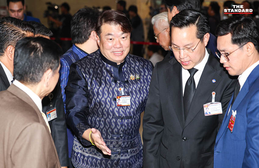 ภาพบรรยากาศที่อาคารรัฐสภาขณะมีการประชุมสภาผู้แทนราษฎรเพื่อลงมติเลือกนายกรัฐมนตรี โดยมีแกนนำพรรคการเมืองต่างๆ ร่วมแถลงจุดยืน 9