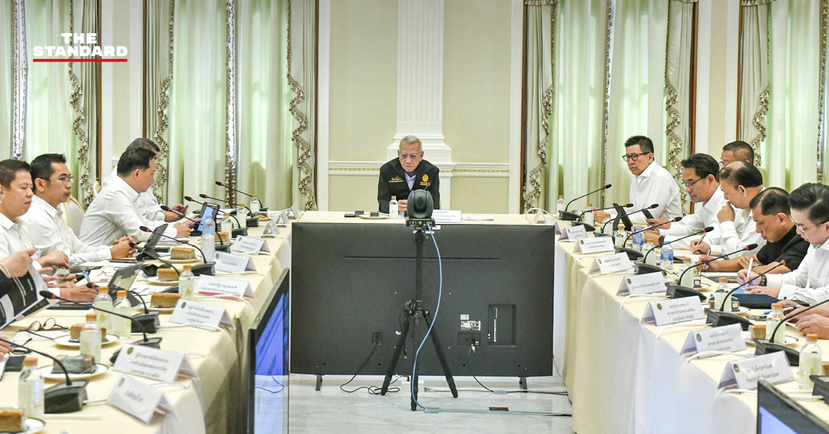 ภาพกราฟิกแสดงแผนที่ประเทศไทยและรัสเซีย พร้อมสัญลักษณ์น้ำมันเชื้อเพลิง สื่อถึงนโยบายรัฐบาลไทยที่กำลังพิจารณาซื้อน้ำมันดิบจากรัสเซียเพื่อลดการพึ่งพาตะวันออกกลาง ท่ามกลางสถานการณ์ราคาน้ำมันเบนซินที่จ่อขึ้น และดีเซลที่เตรียมลอยตัว