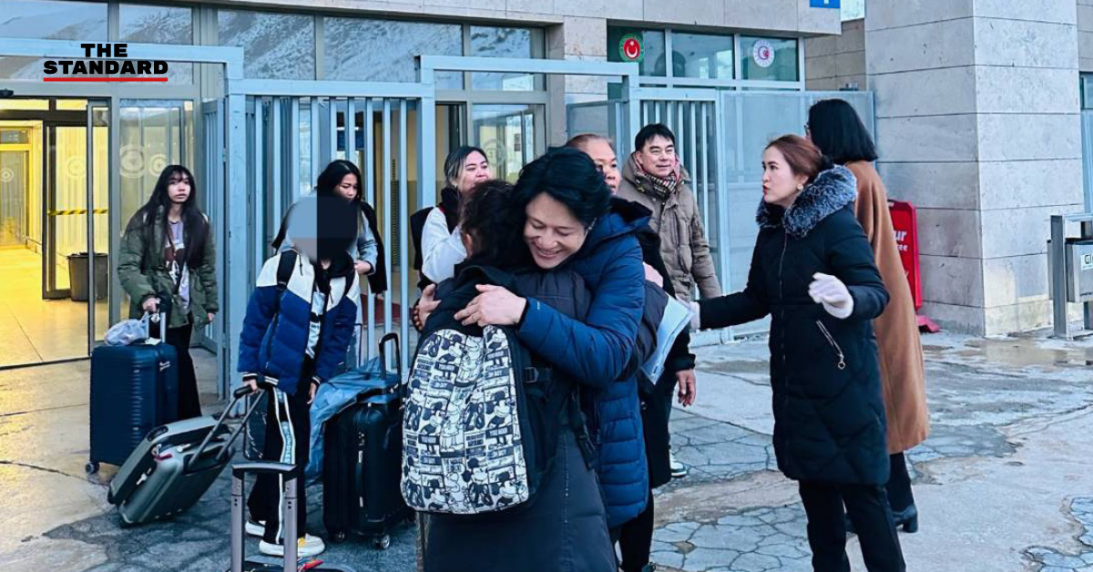 ภาพเจ้าหน้าที่กระทรวงการต่างประเทศอำนวยความสะดวกคนไทย 62 คน อพยพจากอิหร่านถึงตุรกี