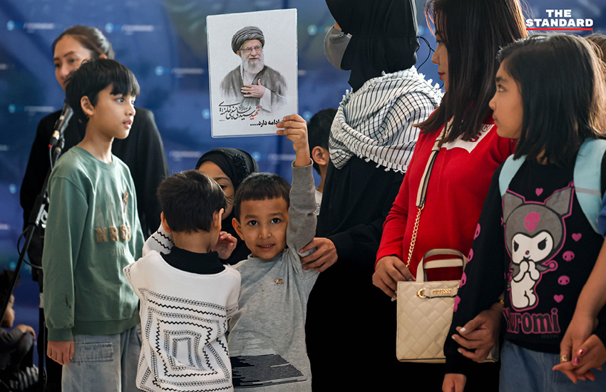 สีหศักดิ์ พวงเกตุแก้ว รัฐมนตรีว่าการกระทรวงการต่างประเทศ ต้อนรับคนไทย 29 คน ที่อพยพจากอิหร่านกลับถึงประเทศไทย ณ ท่าอากาศยานสุวรรณภูมิ 1