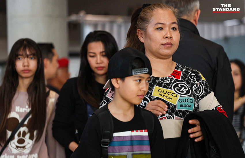 สีหศักดิ์ พวงเกตุแก้ว รัฐมนตรีว่าการกระทรวงการต่างประเทศ ต้อนรับคนไทย 29 คน ที่อพยพจากอิหร่านกลับถึงประเทศไทย ณ ท่าอากาศยานสุวรรณภูมิ 10