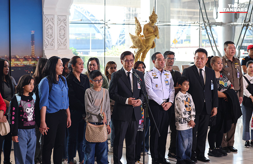 สีหศักดิ์ พวงเกตุแก้ว รัฐมนตรีว่าการกระทรวงการต่างประเทศ ต้อนรับคนไทย 29 คน ที่อพยพจากอิหร่านกลับถึงประเทศไทย ณ ท่าอากาศยานสุวรรณภูมิ 3