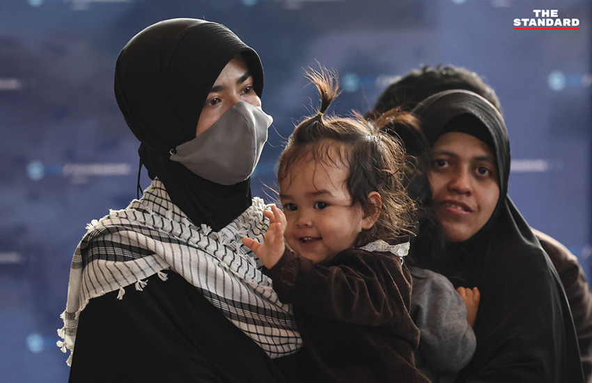 สีหศักดิ์ พวงเกตุแก้ว รัฐมนตรีว่าการกระทรวงการต่างประเทศ ต้อนรับคนไทย 29 คน ที่อพยพจากอิหร่านกลับถึงประเทศไทย ณ ท่าอากาศยานสุวรรณภูมิ 4