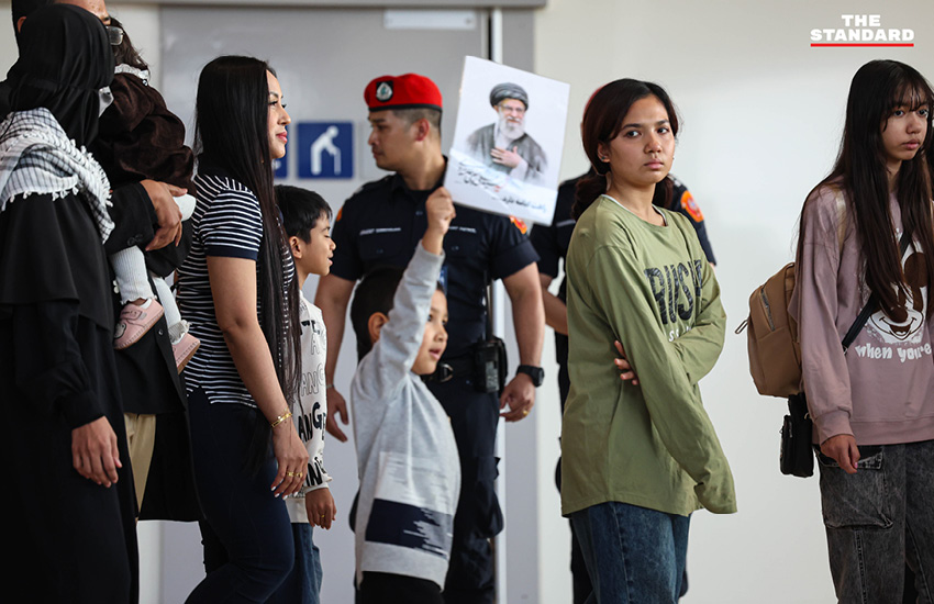 สีหศักดิ์ พวงเกตุแก้ว รัฐมนตรีว่าการกระทรวงการต่างประเทศ ต้อนรับคนไทย 29 คน ที่อพยพจากอิหร่านกลับถึงประเทศไทย ณ ท่าอากาศยานสุวรรณภูมิ 8