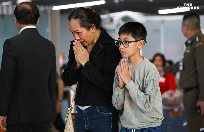 สีหศักดิ์ พวงเกตุแก้ว รัฐมนตรีว่าการกระทรวงการต่างประเทศ ต้อนรับคนไทย 29 คน ที่อพยพจากอิหร่านกลับถึงประเทศไทย ณ ท่าอากาศยานสุวรรณภูมิ 9