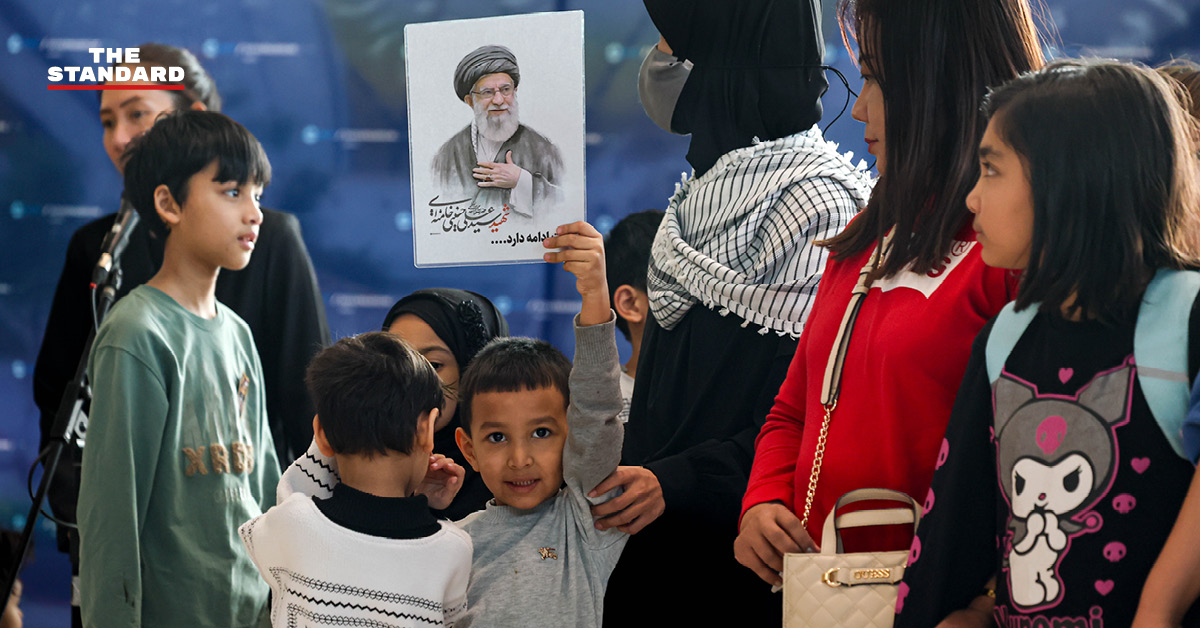 สีหศักดิ์ พวงเกตุแก้ว รัฐมนตรีว่าการกระทรวงการต่างประเทศ ต้อนรับคนไทย 29 คน ที่อพยพจากอิหร่านกลับถึงประเทศไทย ณ ท่าอากาศยานสุวรรณภูมิ