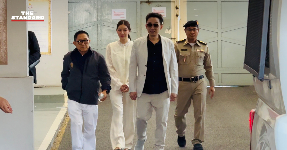 พานทองแท้ ชินวัตร พร้อมครอบครัว ให้สัมภาษณ์สื่อมวลชน หลังเข้าเยี่ยมทักษิณ ชินวัตร ที่เรือนจำกลางคลองเปรม