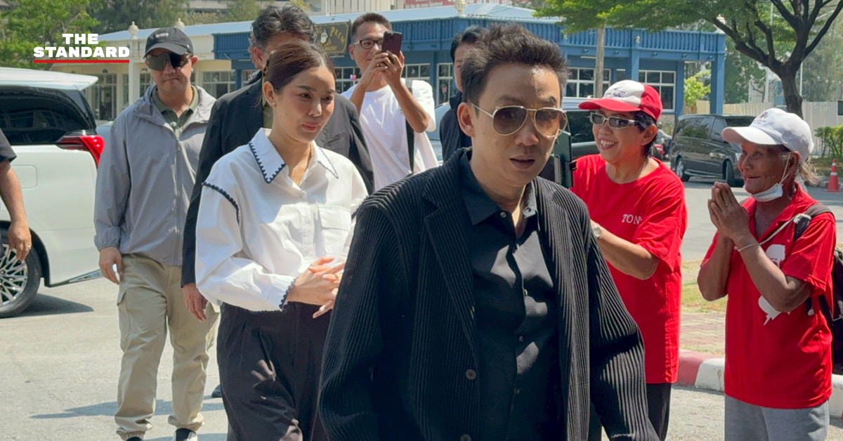 พานทองแท้และพินทองทา ชินวัตร พร้อมครอบครัว เข้าเยี่ยม ทักษิณ ชินวัตร ที่เรือนจำกลางคลองเปรม