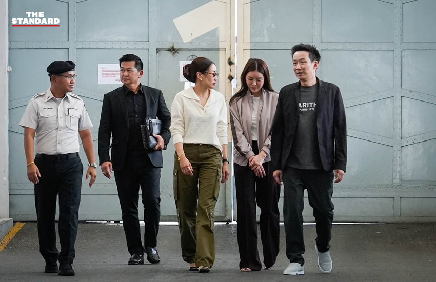 พินทองทา และ พานทองแท้ ชินวัตร ให้สัมภาษณ์หลังเยี่ยม ทักษิณ ชินวัตร ที่เรือนจำ 1