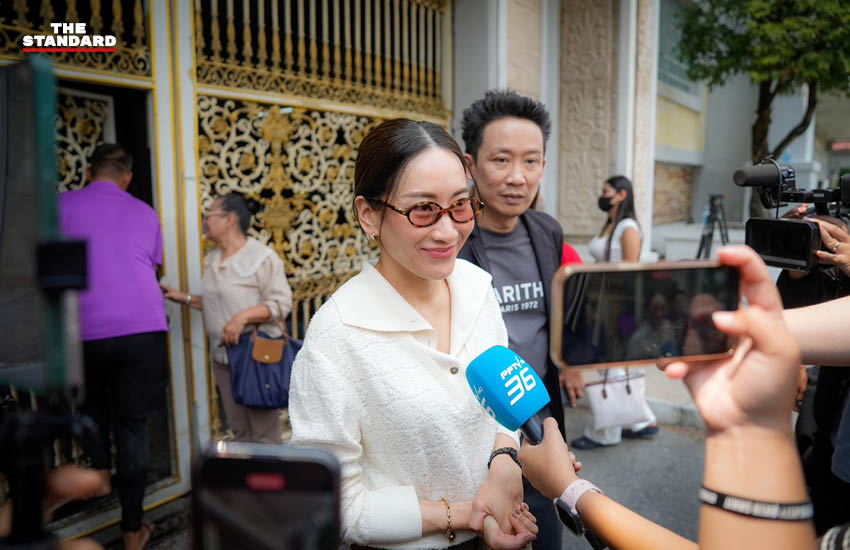 พินทองทา และ พานทองแท้ ชินวัตร ให้สัมภาษณ์หลังเยี่ยม ทักษิณ ชินวัตร ที่เรือนจำ 2