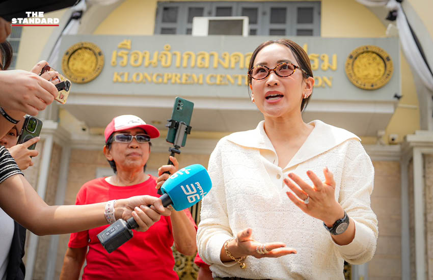 พินทองทา และ พานทองแท้ ชินวัตร ให้สัมภาษณ์หลังเยี่ยม ทักษิณ ชินวัตร ที่เรือนจำ 4