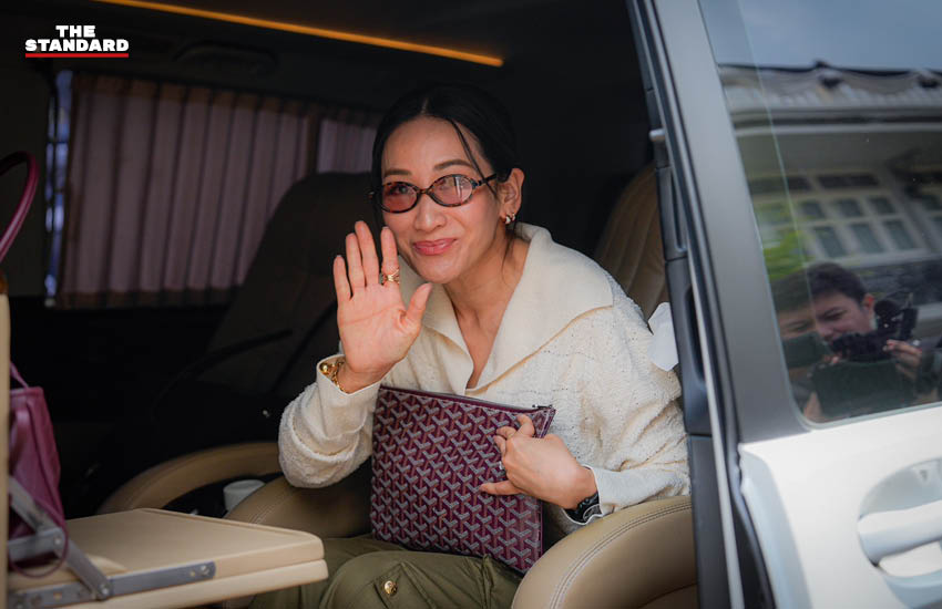 พินทองทา และ พานทองแท้ ชินวัตร ให้สัมภาษณ์หลังเยี่ยม ทักษิณ ชินวัตร ที่เรือนจำ 5