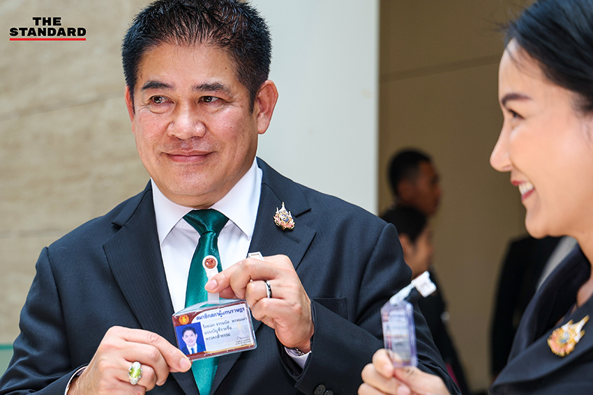 ร.อ. ธรรมนัส พรหมเผ่า และคณะ สส. พรรคกล้าธรรม สวมสูทสีเขียวเข้ารายงานตัวที่รัฐสภา 1