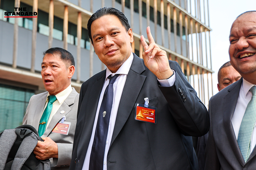 ร.อ. ธรรมนัส พรหมเผ่า และคณะ สส. พรรคกล้าธรรม สวมสูทสีเขียวเข้ารายงานตัวที่รัฐสภา 10