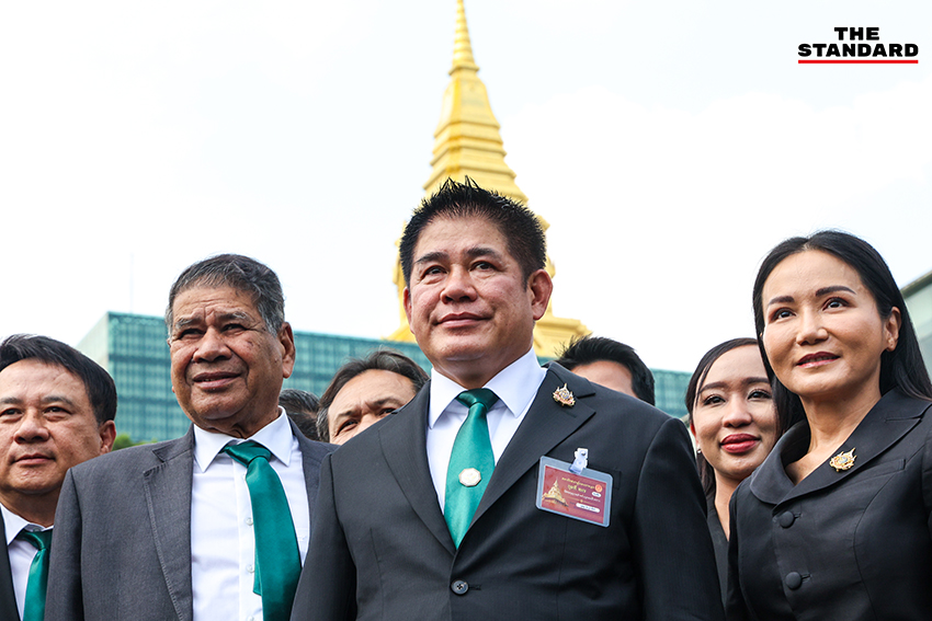 ร.อ. ธรรมนัส พรหมเผ่า และคณะ สส. พรรคกล้าธรรม สวมสูทสีเขียวเข้ารายงานตัวที่รัฐสภา 13