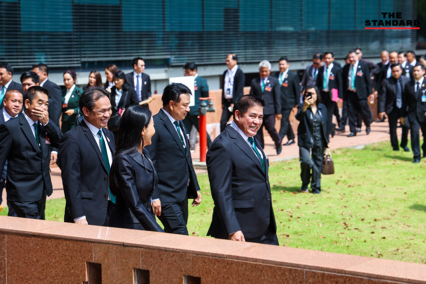 ร.อ. ธรรมนัส พรหมเผ่า และคณะ สส. พรรคกล้าธรรม สวมสูทสีเขียวเข้ารายงานตัวที่รัฐสภา 16