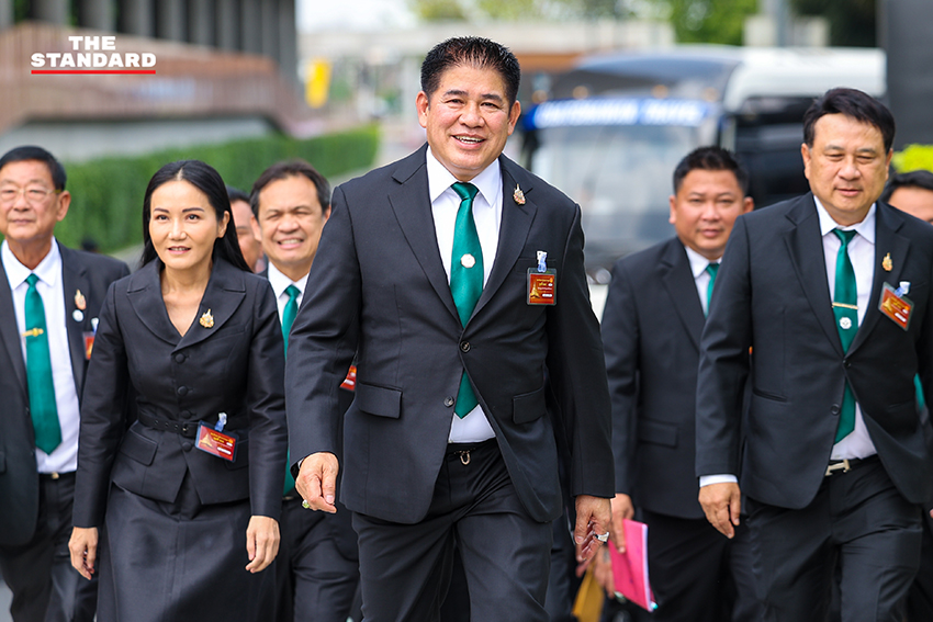 ร.อ. ธรรมนัส พรหมเผ่า และคณะ สส. พรรคกล้าธรรม สวมสูทสีเขียวเข้ารายงานตัวที่รัฐสภา 2