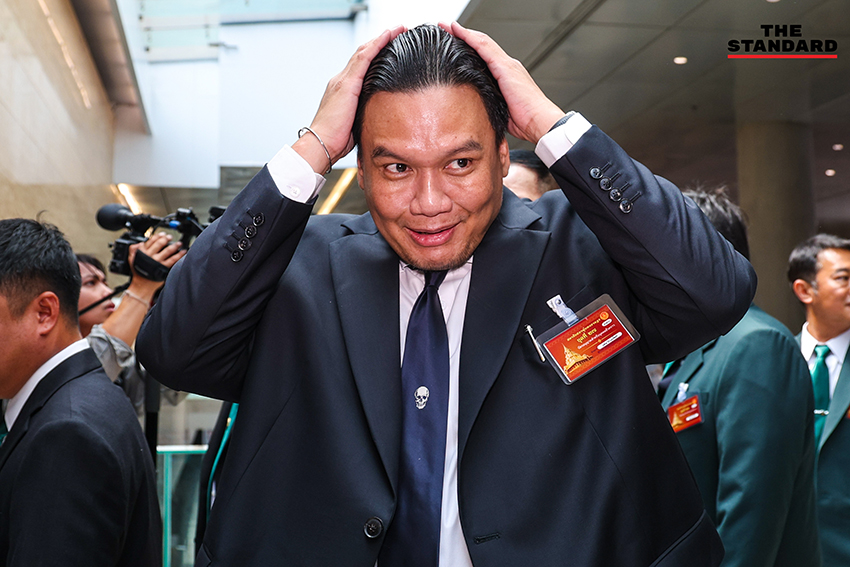 ร.อ. ธรรมนัส พรหมเผ่า และคณะ สส. พรรคกล้าธรรม สวมสูทสีเขียวเข้ารายงานตัวที่รัฐสภา 3